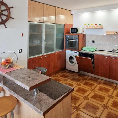 Amazing Apartment In Omis Διαμέρισμα *