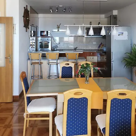 2 Bedroom Cozy Apartment In Omis Appartement *