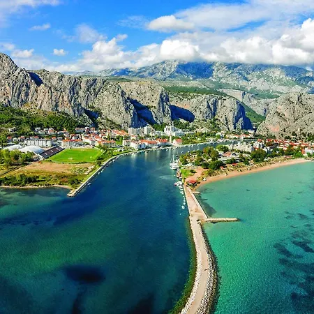 2 Bedroom Cozy Apartment In Omis Appartement *